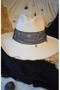 Шляпа светлая Charm Ivory/Black декорированная черными шнурами и аксессуарами