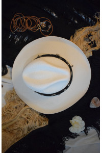 Шляпа светлая Charm Ivory/Black декорированная черными шнурами и аксессуарами