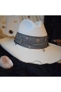Шляпа светлая Charm Ivory/Black декорированная черными шнурами и аксессуарами