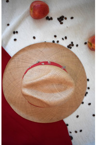 Шляпа коричневая Charm Natural/Red  декорированная красными шнурами и аксессуарами